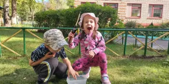 Игры детей с водой на участке летом
